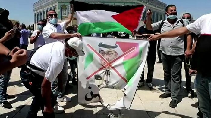 UAEのムハンマド・ブン・ザイード皇太子の写真に火をつけて燃やすパレスチナ人