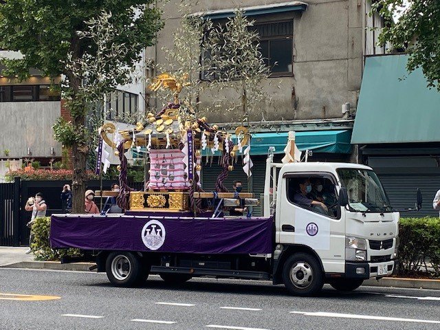 三社祭は感染対策で神輿がトラックの上で街中を回った