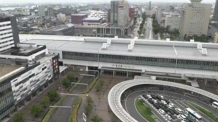 富山駅前（8日午前11時40分）