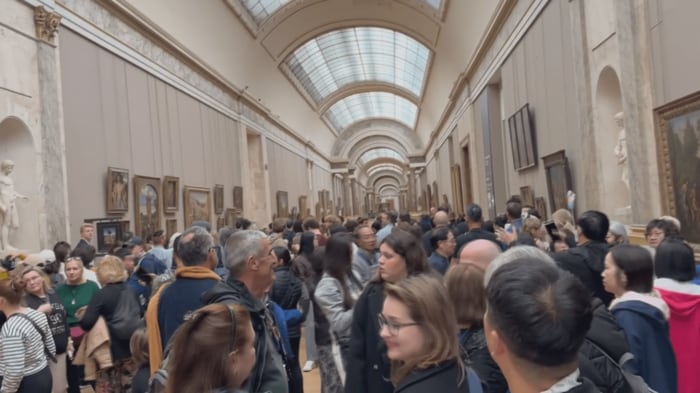避難を促される観光客　すぐ近くにはモナリザの展示室　
