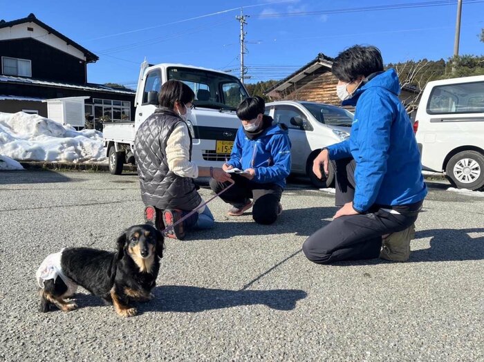1月11日 りんちゃんについて西さんたちに説明する“お母さん”(写真提供:ピースワンコ・ジャパン)