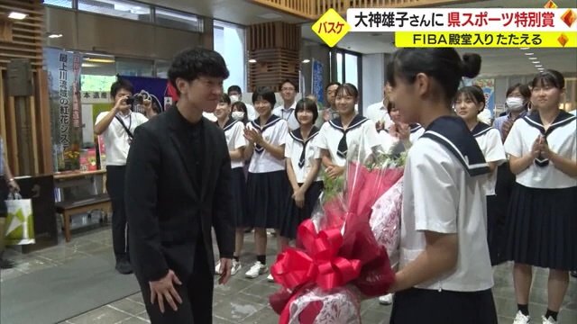 母校・山形一中女子バスケ部の後輩たちの出迎えを受ける大神雄子さん(9月12日 山形県庁)