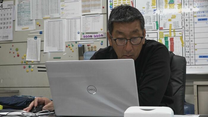 ホームページを更新する山田監督