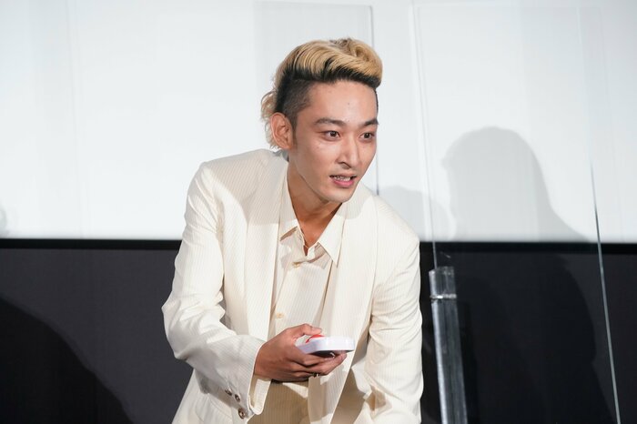 岩本さんの意外な一面を明かしてくれた上杉柊平さん、「彼⽒じゃん」と古川雄大さんからツッコまれる