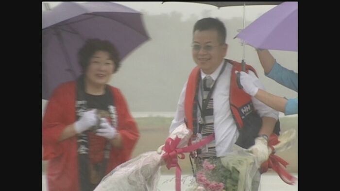 開港日に0番機で到着した桂文珍さん