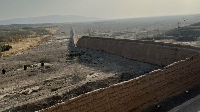 万里の長城の西端「嘉峪関」 砂漠の中に土壁が延々と続く