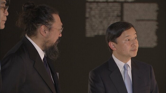 村上隆さんの説明を聞きながら作品を鑑賞される皇太子さま