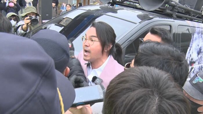 集会に乱入したYouTuber