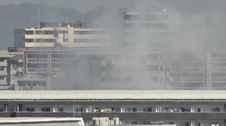 【速報】一時白煙が上がる　福岡市博多区吉塚で倉庫を焼く火事　男性1人を搬送　消防が出動｜FNNプライムオンライン