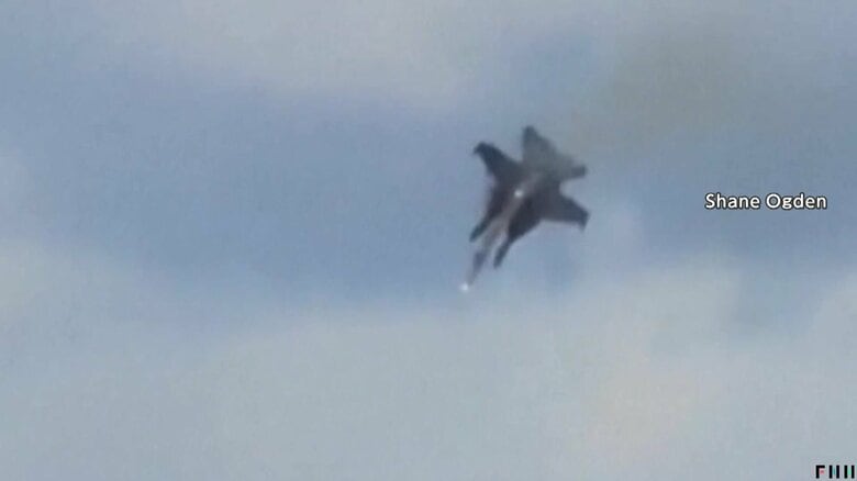 アメリカ軍2機が衝突し墜落 空軍基地で航空ショーの最中 搭乗者4人全員がパラシュートで間一髪の脱出劇 アイダホ州|FNNプライムオンライン
