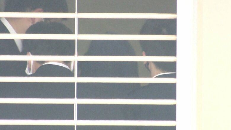 「ナイフを持って襲いかかってきたので正当防衛だ」24歳女性を殺害した容疑…男は無罪主張　検察側「女性が襲いかかった状況はない」｜FNNプライムオンライン