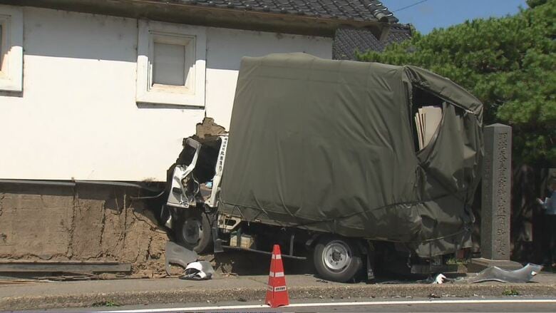 トラック突っ込む…明治天皇が休憩した住宅の土蔵に運転席部分がめりこむ　衝突事故のはずみで　2人けが　長野県坂城町の国道18号　｜FNNプライムオンライン