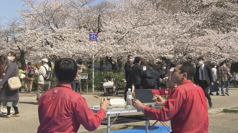 「10時間半ここで待つのが仕事です」名古屋の桜の名所・鶴舞公園 “花見の場所取り” 様々な人間模様【愛知発】｜FNNプライムオンライン
