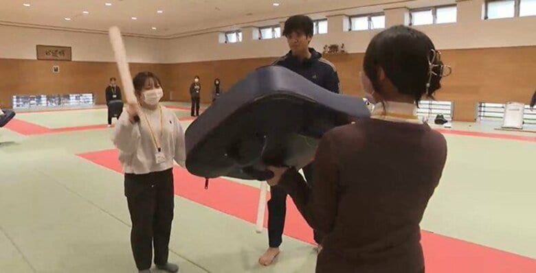 「年々女性の警察への関心高まる」　警察学校で職務質問や逮捕術を１日体験　広島｜FNNプライムオンライン