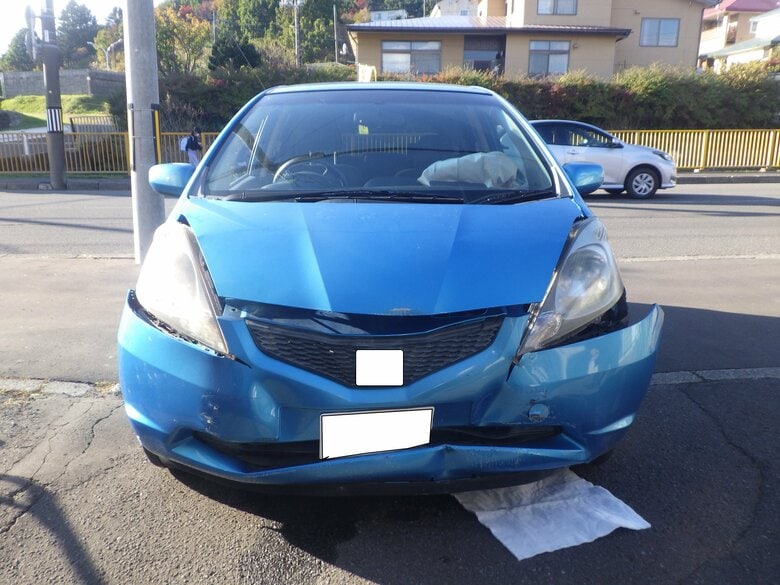 「アクセルとブレーキを踏み間違えた」70代女性運転の車が郵便局に突っ込むーフロントバンパーと建物の外壁などが破損<北海道登別市>|FNNプライムオンライン
