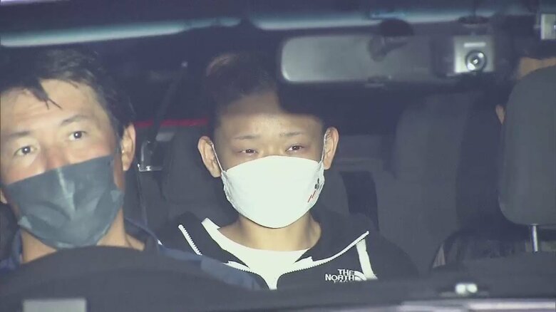逮捕直後、厚木署から移送される長沢容疑者(2日夜)