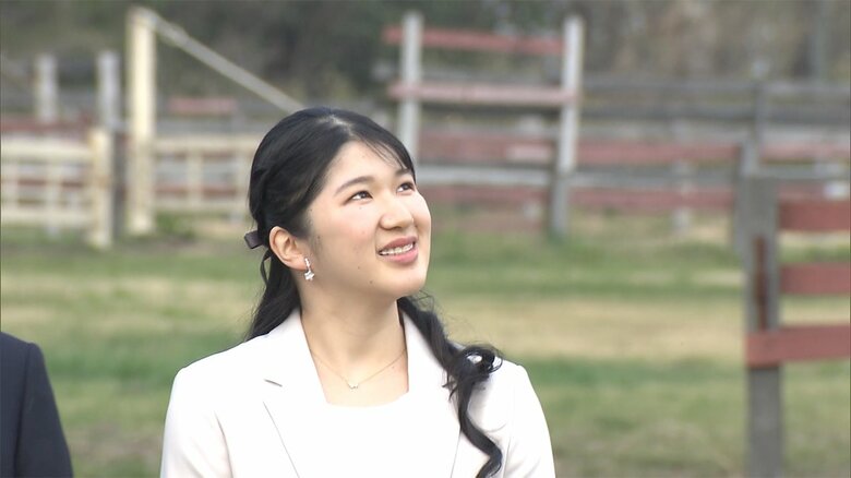 御料牧場に到着された両陛下、愛子さま。終始、和やかな散策となった。