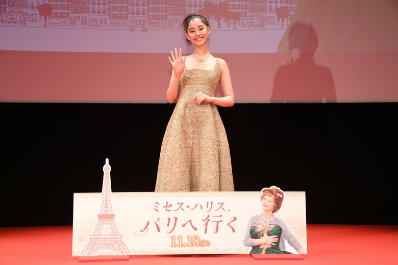 映画「ミセス・ハリス、パリへ行く」の特別試写会に出席した新木優子さん