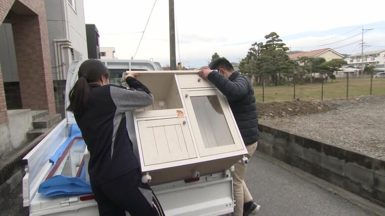 卒業生が不要になった家具をトラックに乗せる学生たち