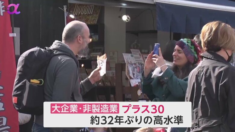 記念写真を撮る外国人観光客