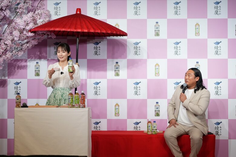 日本コカ・コーラ「綾鷹 桜デザインボトル」発売記念PRイベント