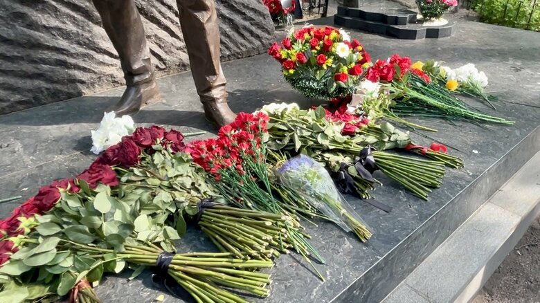 墓前に供えられた花。赤色は「追悼」、白色のカーネーションは「尊敬」を意味する