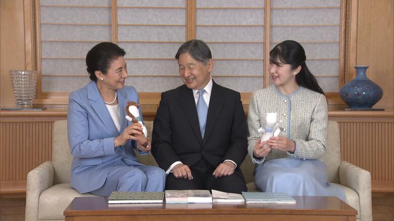 ミラノ・コルティナオリンピックの公式マスコットのぬいぐるみを手に談笑される