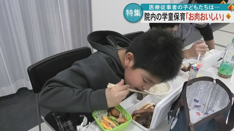 肉をほおばる男の子