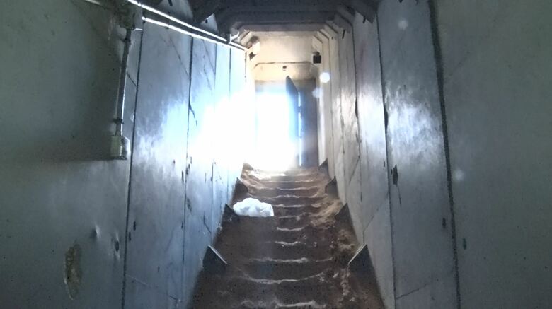 地下から見たトンネルの「階段型」の出入り口の先にはドアが