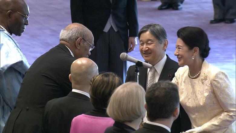 外交団からのお祝いを受けられる