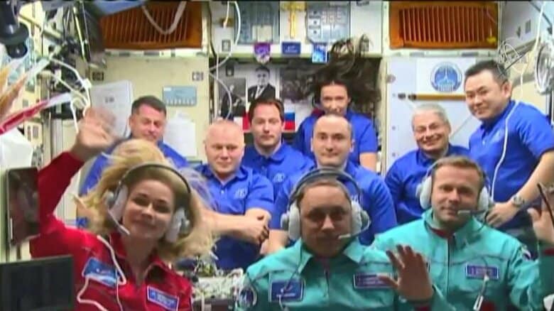 女優、監督、宇宙飛行士役の3人は17日に帰還