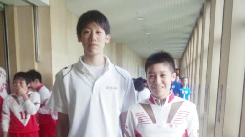 中央左：石川祐希　右：石川真佑
