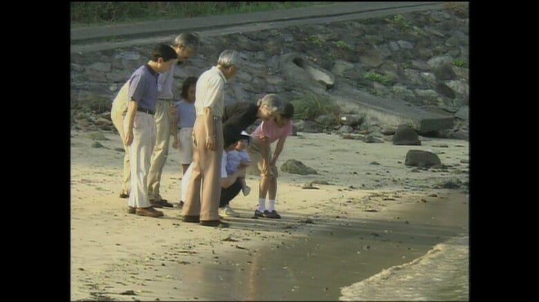 三井浜を散策される両陛下と皇太子ご一家と秋篠宮ご一家