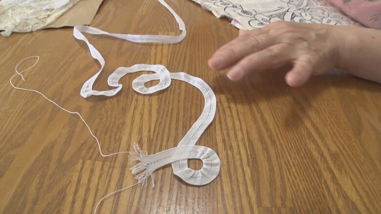 引き糸を引いてブレードを曲げる