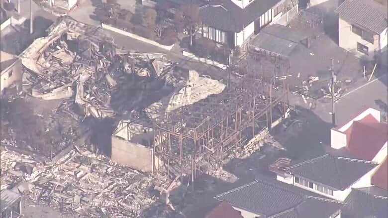 上空から複数の建物が焼けているのを確認