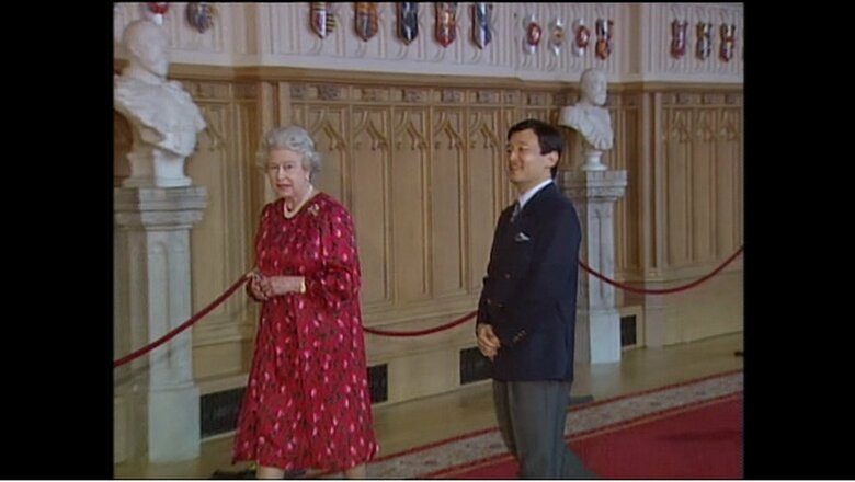 エリザベス女王に城内を案内される陛下　2001年5月