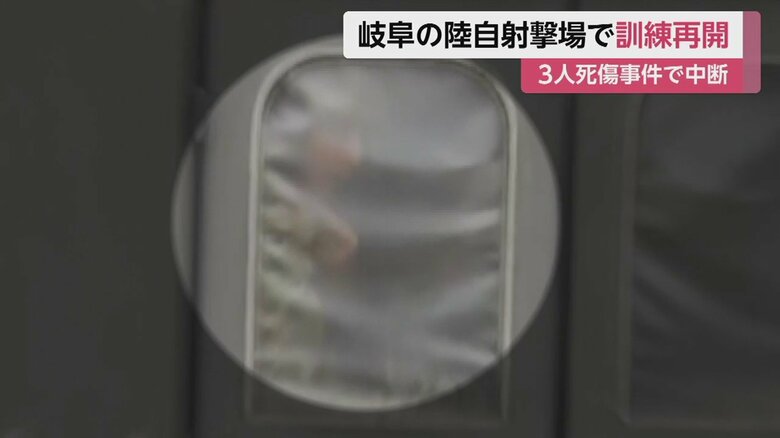 別の隊員がとがめたのか、他の隊員の方を見てすぐに手を下ろした