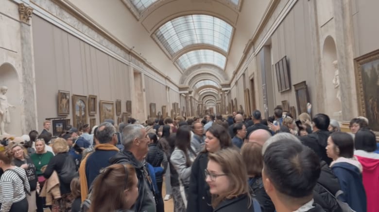 避難を促される観光客　すぐ近くにはモナリザの展示室　