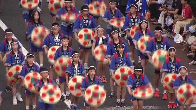 さまざまなグループ・団体が、熱い踊りを披露する山形花笠まつり