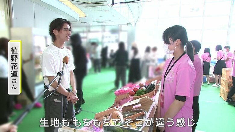 「TGC teen ICHINOSEKI 2024」出演者・植野花道さんから「南部一郎かぼちゃクレープ」の感想をもらう一関修紅高校2年の内海羚菜さん