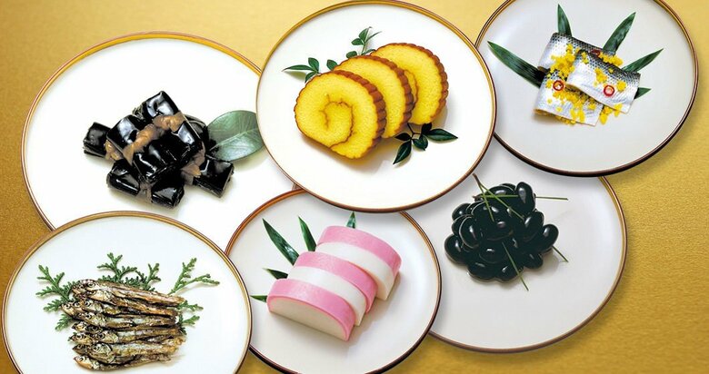 左上から時計回りに 昆布巻、伊達巻、小肌粟漬、黒豆、かまぼこ、田作り（提供：紀文食品）