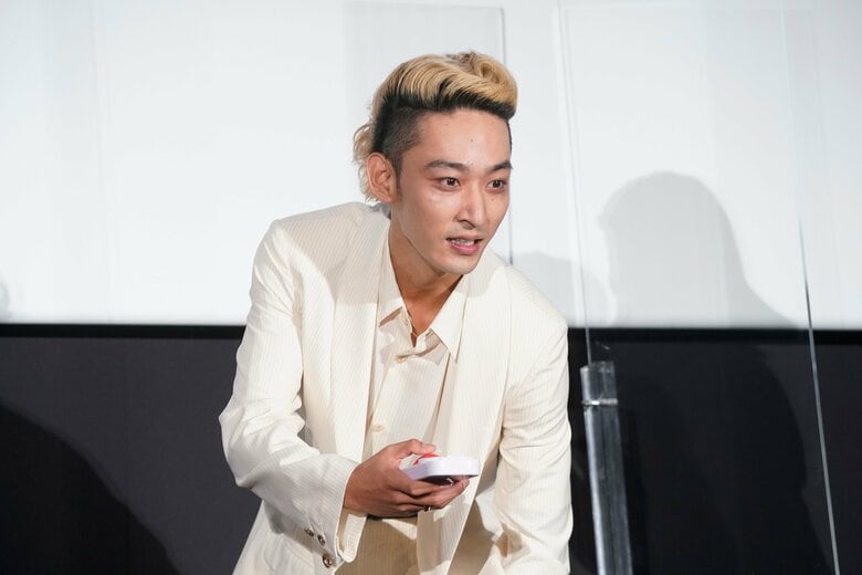 岩本さんの意外な一面を明かしてくれた上杉柊平さん、「彼⽒じゃん」と古川雄大さんからツッコまれる