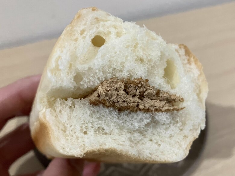 パンの断面はこんな感じ（編集部撮影）
