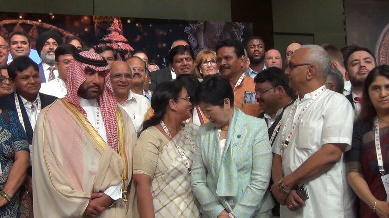 記念撮影の際、女性に割り込まれてしまった