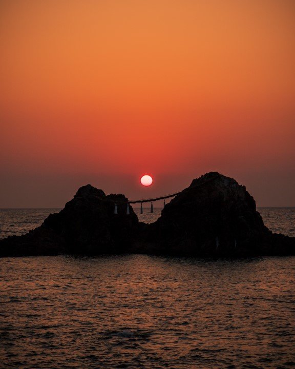 夏の夫婦岩に沈む夕陽