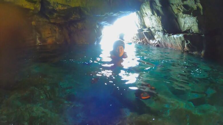 「青の洞窟」の内部で癒しの時間