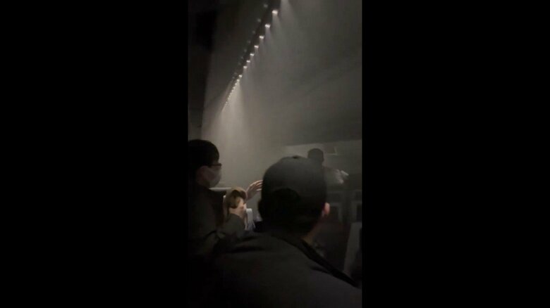 白い煙か…緊迫する機内の様子（乗客撮影）