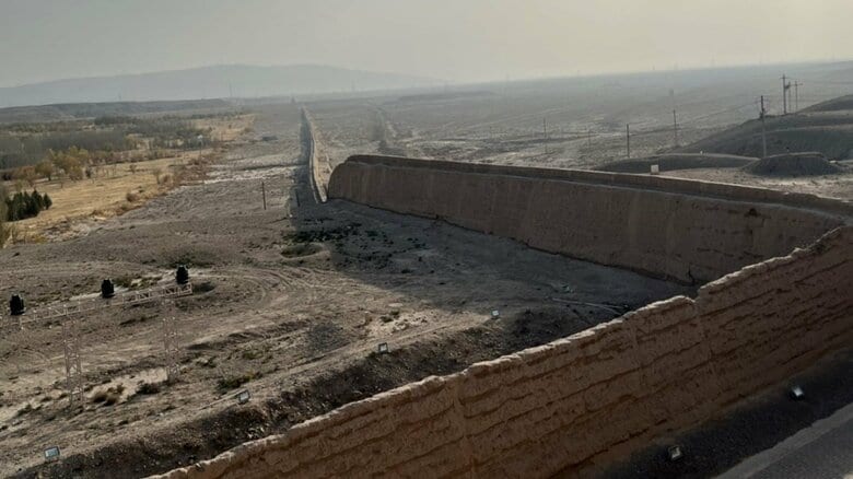 万里の長城の西端「嘉峪関」 砂漠の中に土壁が延々と続く