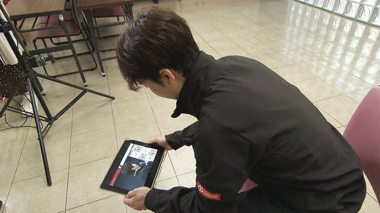 当時の映像を見て懐かしむ友野（2025年8月）