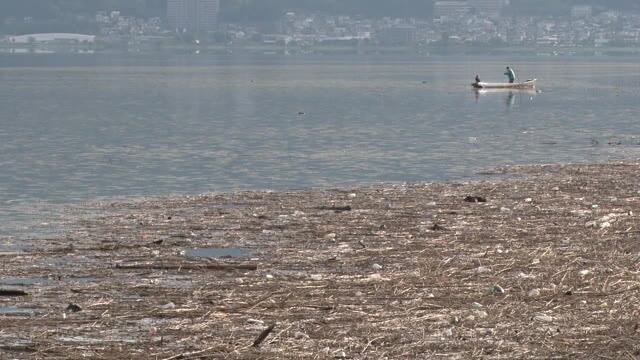 船が出られない…大雨で諏訪湖に大量の漂着ごみ　テナガエビ漁に影響　早急に撤去へ